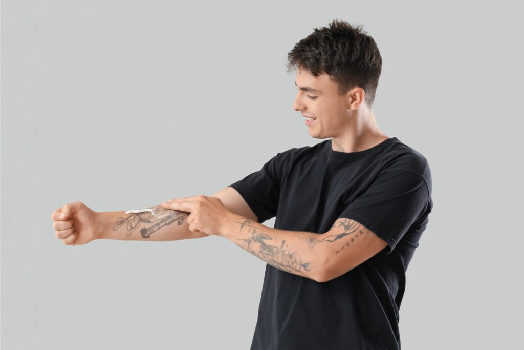 prendre soin du tatouage avec crème
